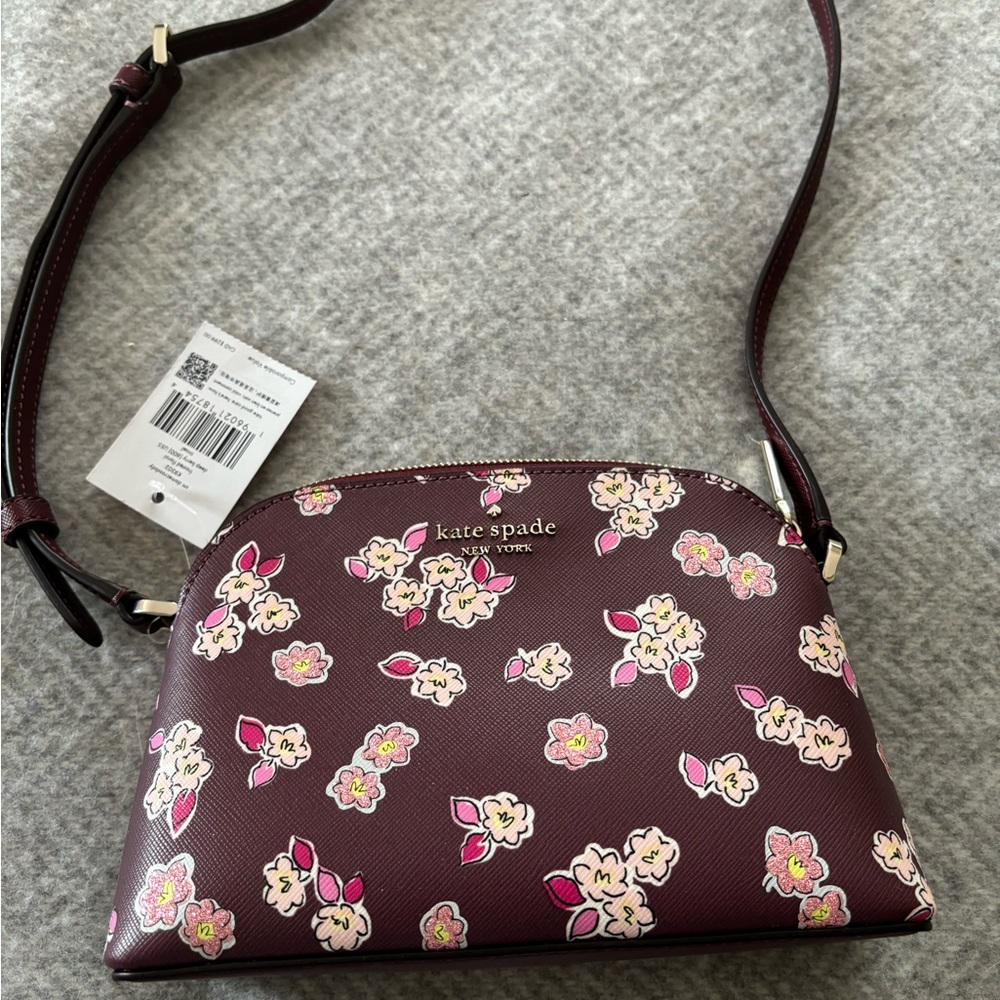 Small Kate Spade crossbody bag. Perfect for spring and summer.